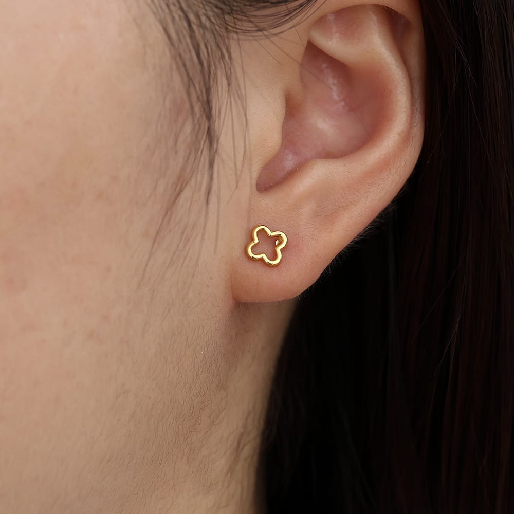 Minimalistische Kleeblatt-Ohrstecker mit durchbrochenem Design