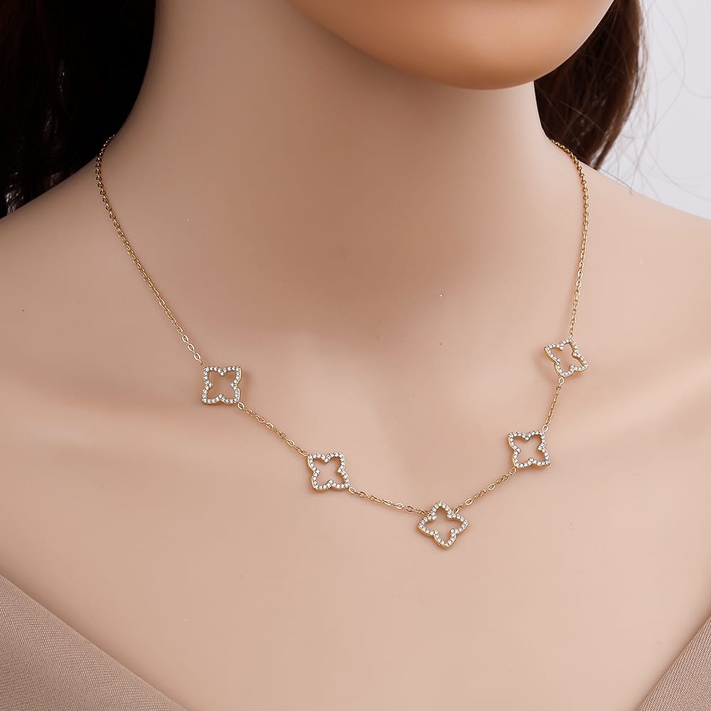 Goldene Kette mit Kleeblat-Details