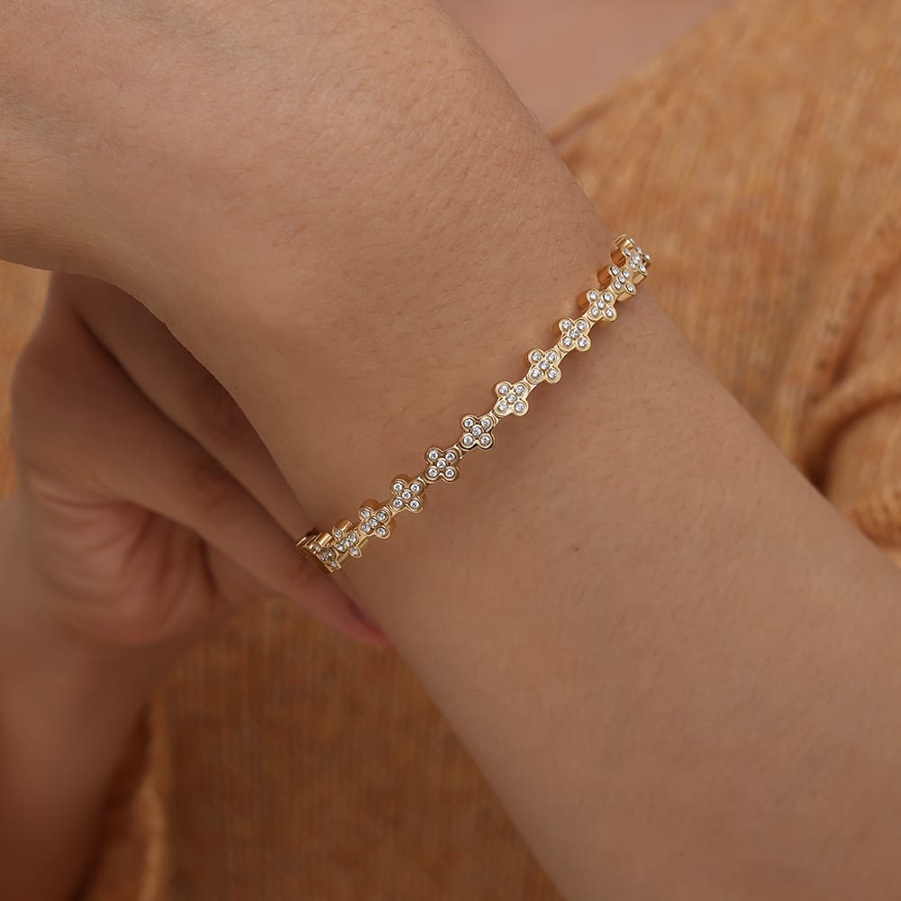 Eleganter Armreif mit funkelnden Kleeblatt-Motiven