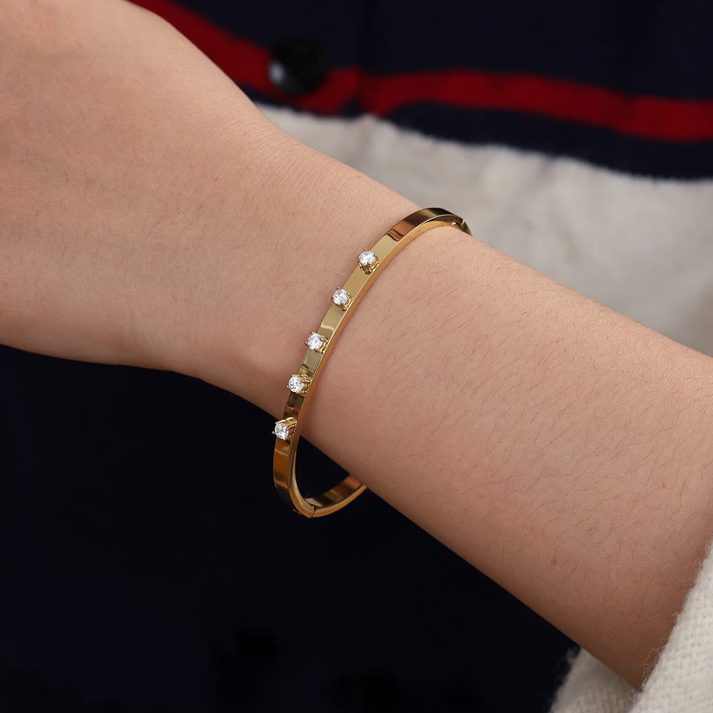 Eleganter Armreif mit funkelnden Zirkonia-Steinen