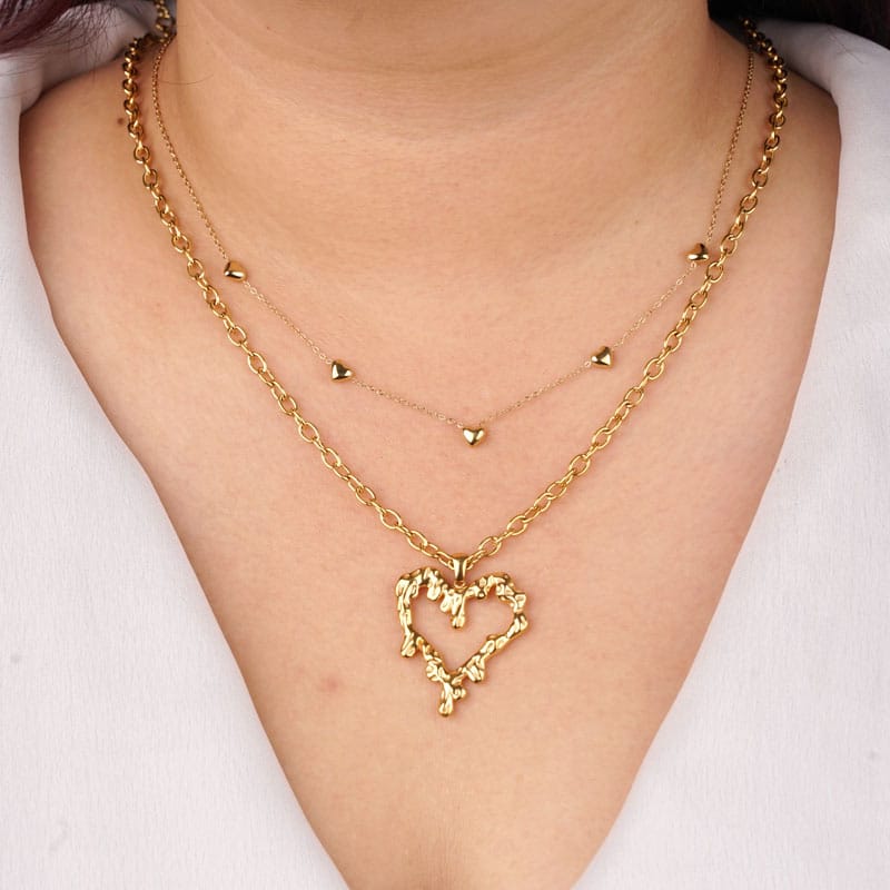 Zarte Halskette mit kleinen Herz-Anhängern