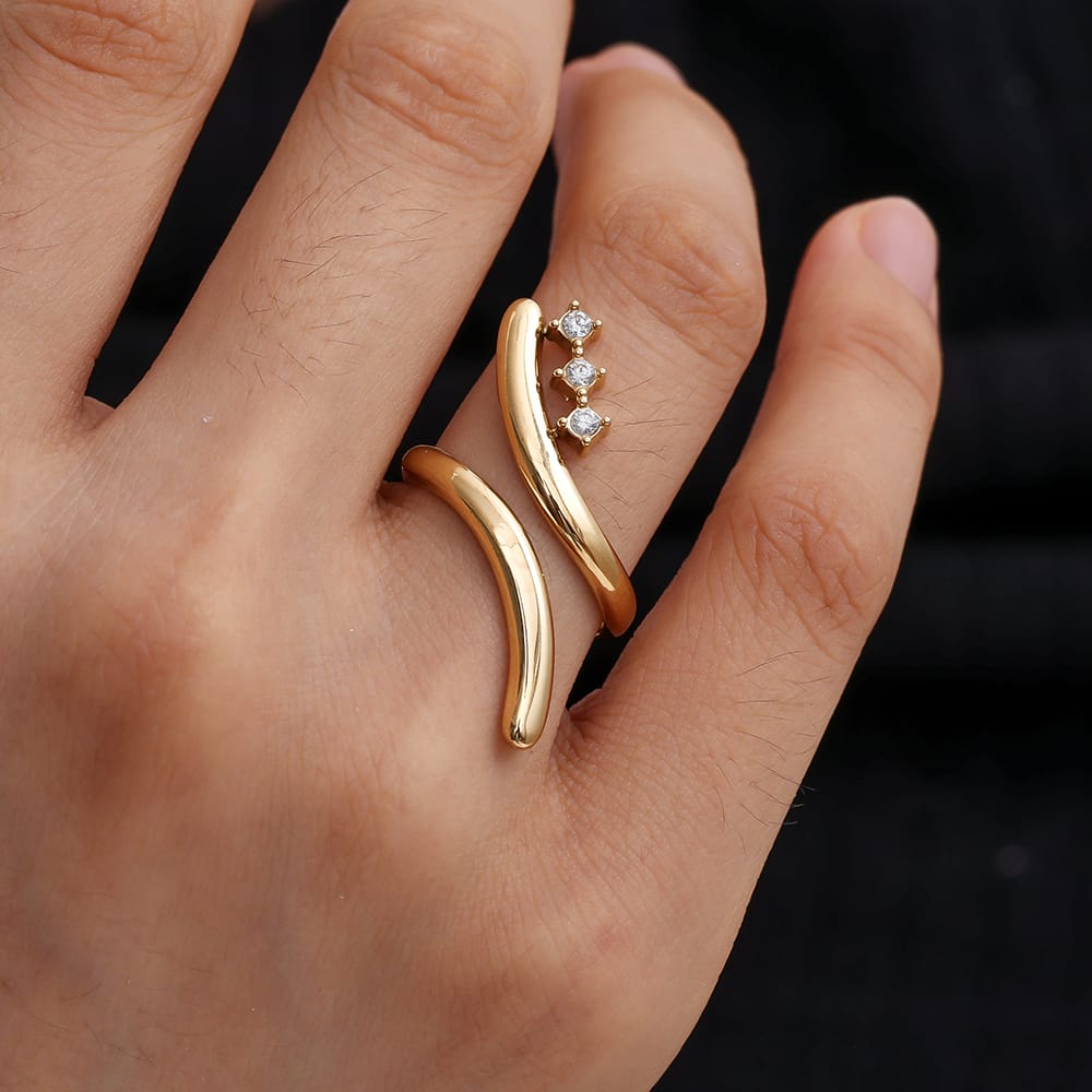 Geschwungener Spiralring mit Trio-Kristallen