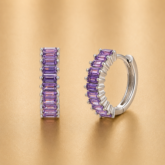 Creolen aus 925 Sterling Silber mit lila Zirkonia (Baguette-Schliff)